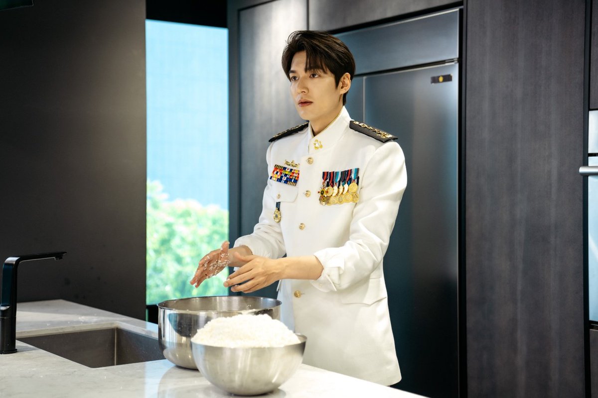 ActorLeeMinHo's tweet photo. "설마 군복 입고 쌀 씻은 거 아니야?" 태을이 대사가 현실이 되어버렸네요..💖 가장 영광스러운 순간에 입는다는 군복을 다시 장착한 이유는 무엇인지, 내일 직접 확인하세요!
⠀
SBS드라마 #더킹영원의군주
📺매주 [금토] 밤 10시 방송!
⠀
#이곤 #이민호 #TheKing #TheKingEternalMonarch https://t.co/kQs3myVqjT