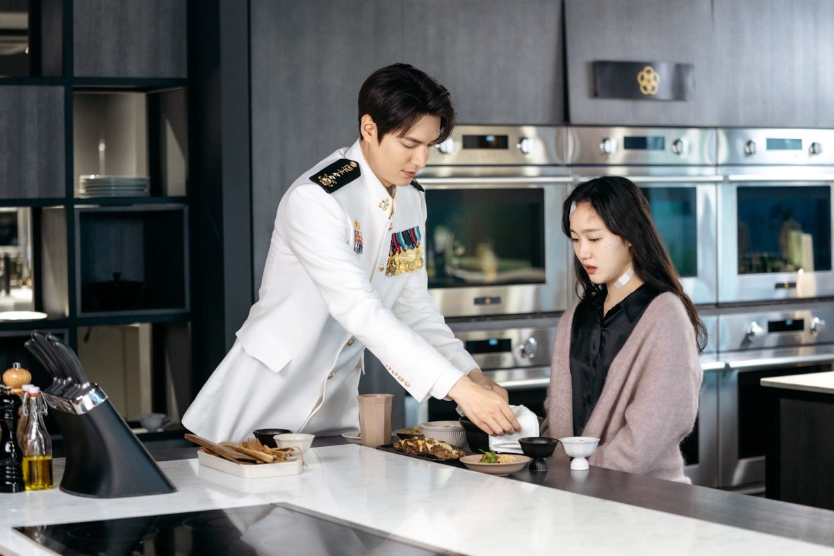"설마 군복 입고 쌀 씻은 거 아니야?" 태을이 대사가 현실이 되어버렸네요..💖 가장 영광스러운 순간에 입는다는 군복을 다시 장착한 이유는 무엇인지, 내일 직접 확인하세요!
⠀
SBS드라마 #더킹영원의군주
📺매주 [금토] 밤 10시 방송!
⠀
#이곤 #이민호 #TheKing #TheKingEternalMonarch