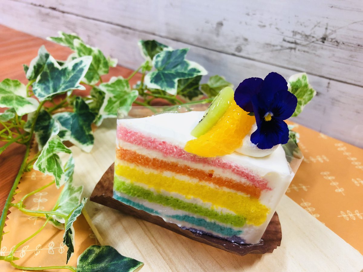 銀のりぼん 虹色ケーキ 今年もこの季節がやってきた カラフルで可愛い爽やかなカルピス味のショートケーキ 食べてよし 撮ってよし エディブルフラワーを添えて 虹色カルピスショート 400 税 ケーキ 虹