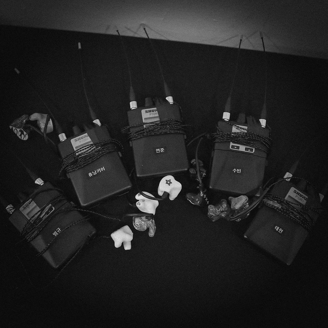 TXT_center's tweet photo. [200520 @TXT_bighit IG貼文更新]

TOMORROW X TOGETHER rec. #TXTrec
@ MEDIA SHOWCASE: ETERNITY
⠀
#투모로우바이투게더 #TXT #SOOBIN #YEONJUN #BEOMGYU #TAEHYUN #HUENINGKAI #수빈 #연준 #범규 #태현 #휴닝카이 #TOMORROW_X_TOGETHER #TXTSHOWCASE https://t.co/5499cfr979