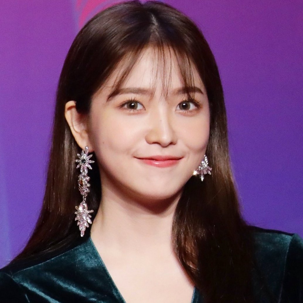 thread of yeri smiling but her smile gets bigger as you keep scrolling 