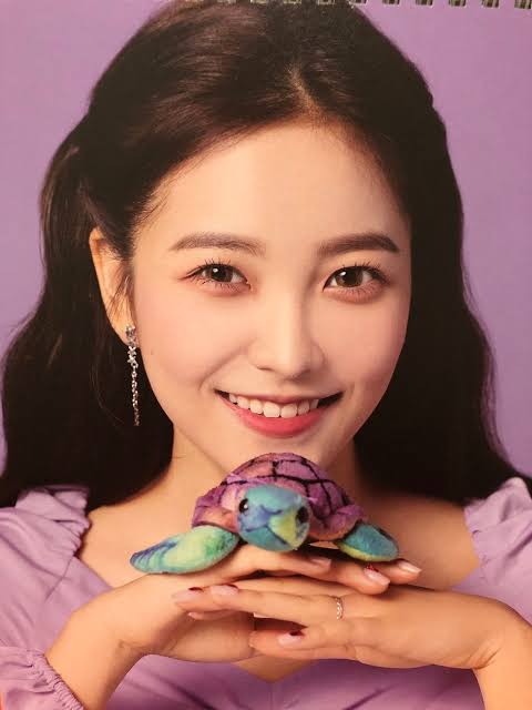 thread of yeri smiling but her smile gets bigger as you keep scrolling 