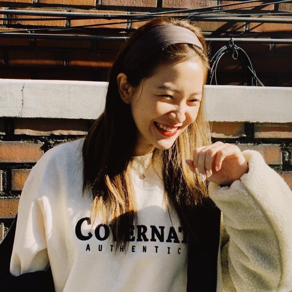 thread of yeri smiling but her smile gets bigger as you keep scrolling 