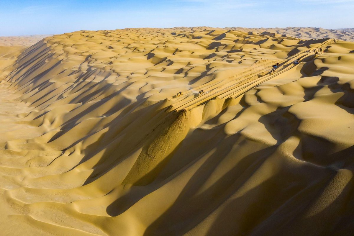 中国最大の砂漠で、世界で2番目に広い流動性砂漠であるタクラマカン砂漠 を横切る3本目の道路の建設工事が進められている。この道路は全長333キロで、タクラマカン砂漠 の南端に位置する且末（チャルチャン）県と北に位置する尉犁（ロプノール）県を結ぶ。