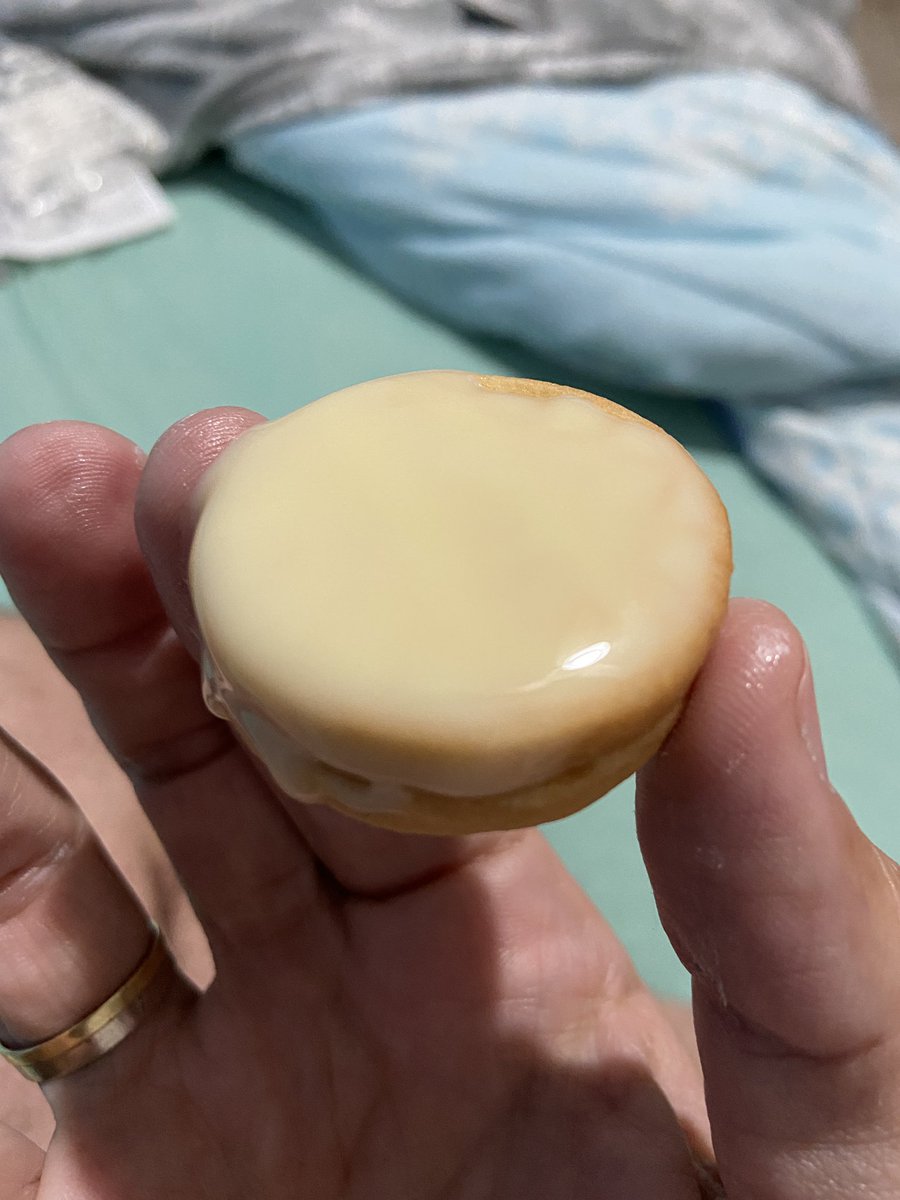 AndreLsRosa's tweet photo. Bolacha recheada com limão e leite condensado por cima! Não conseguir resistir a essa tentação!!! https://t.co/qz7JQLYH98