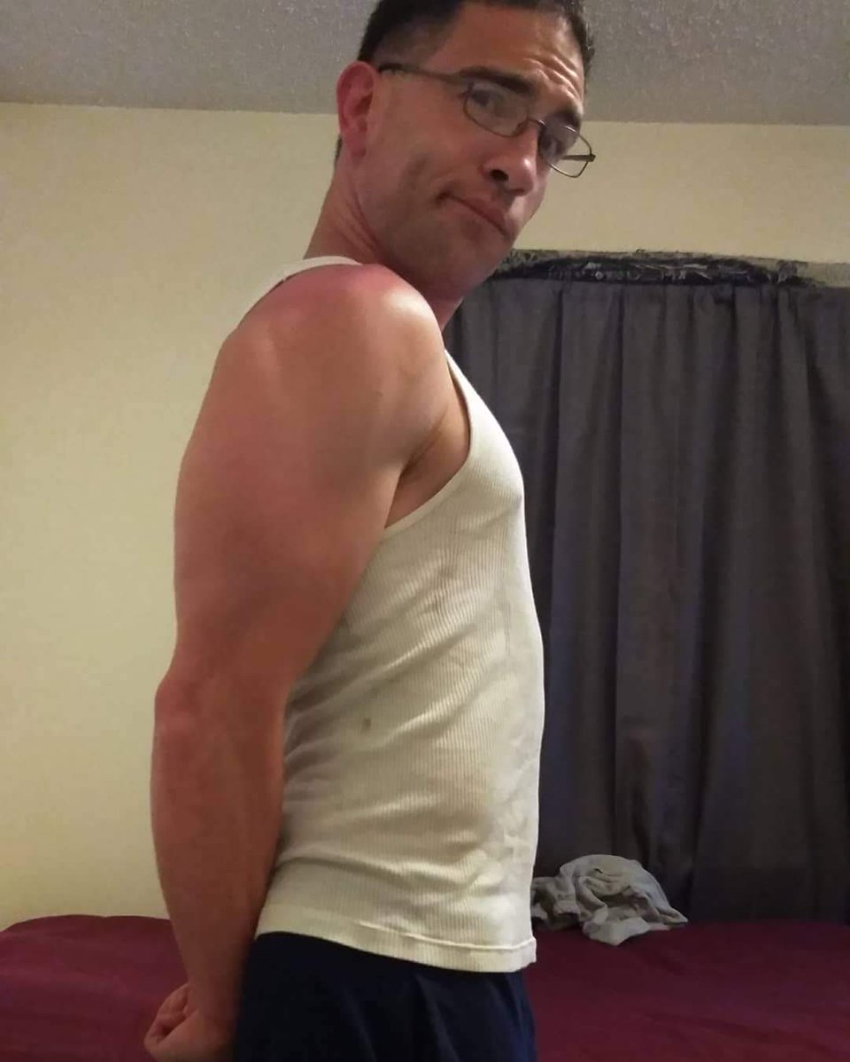 Timepest013's tweet photo. Another workout done, with a sunburned goober striking a few poses. #writerslift #nerdjock https://t.co/iLxKkKwSg5