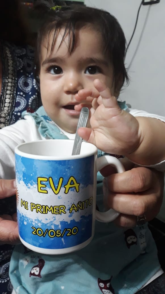 Magamaguitaa's tweet photo. @alferdez Festejamos de forma responsable el primer cumple de nuestra hija Eva... Te queremos... Su recuerdo es en tu honor y la torta en honor a nuestra Patria! https://t.co/QQtEuzFTP2