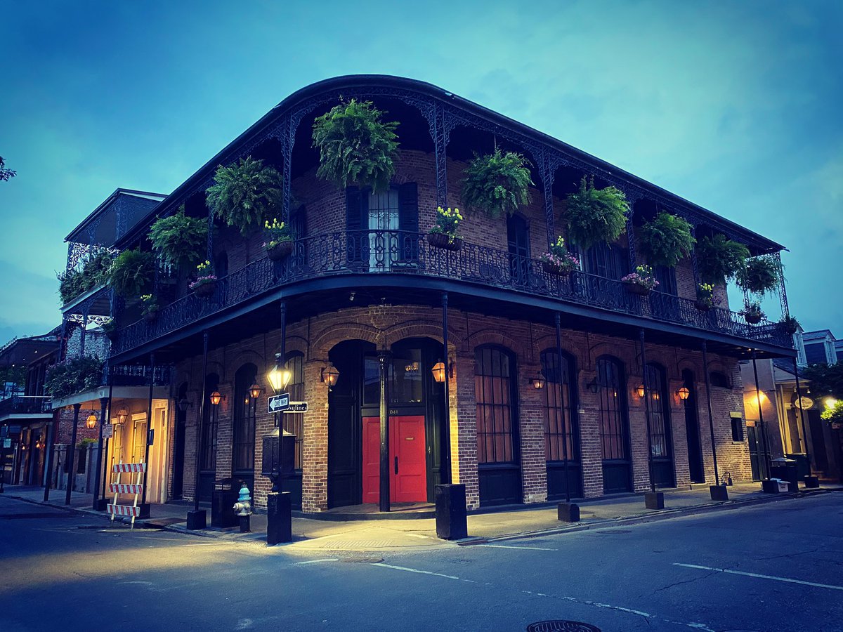 JonScottLutke's tweet photo. Sometimes you just have to stop and take a picture. #NewOrleans #frenchquarter #dusk https://t.co/6W03URKIhY