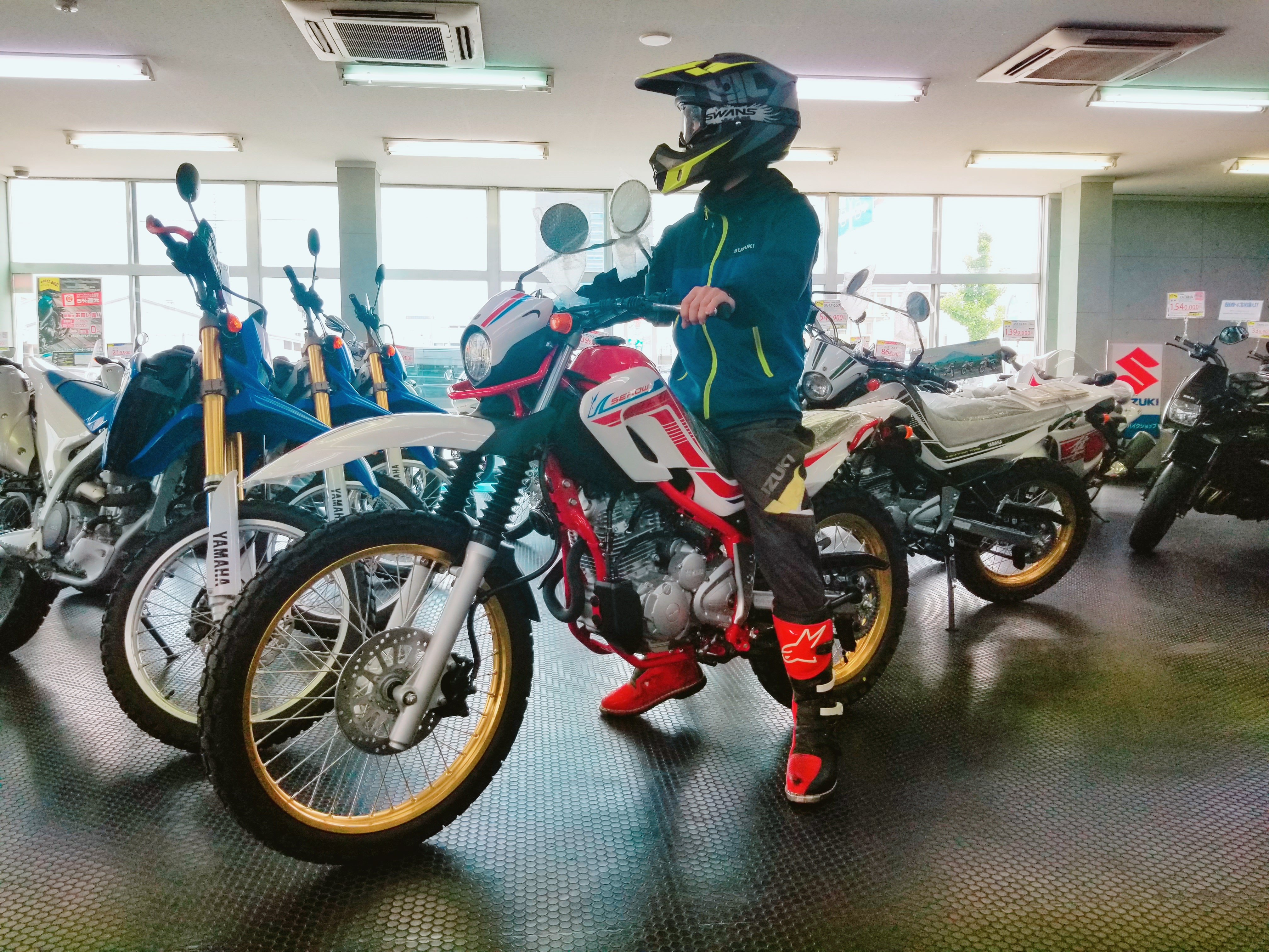 ファーストオート 京都支店からです 今回はオフロードバイクの足つきについてのアップです セローなど足つきがいいとよく言いますが実感がわきにくいと思い写真を撮ってみました 今回はセロー250とcrf250lローダウン仕様に身長が１６３ｃｍ 体重