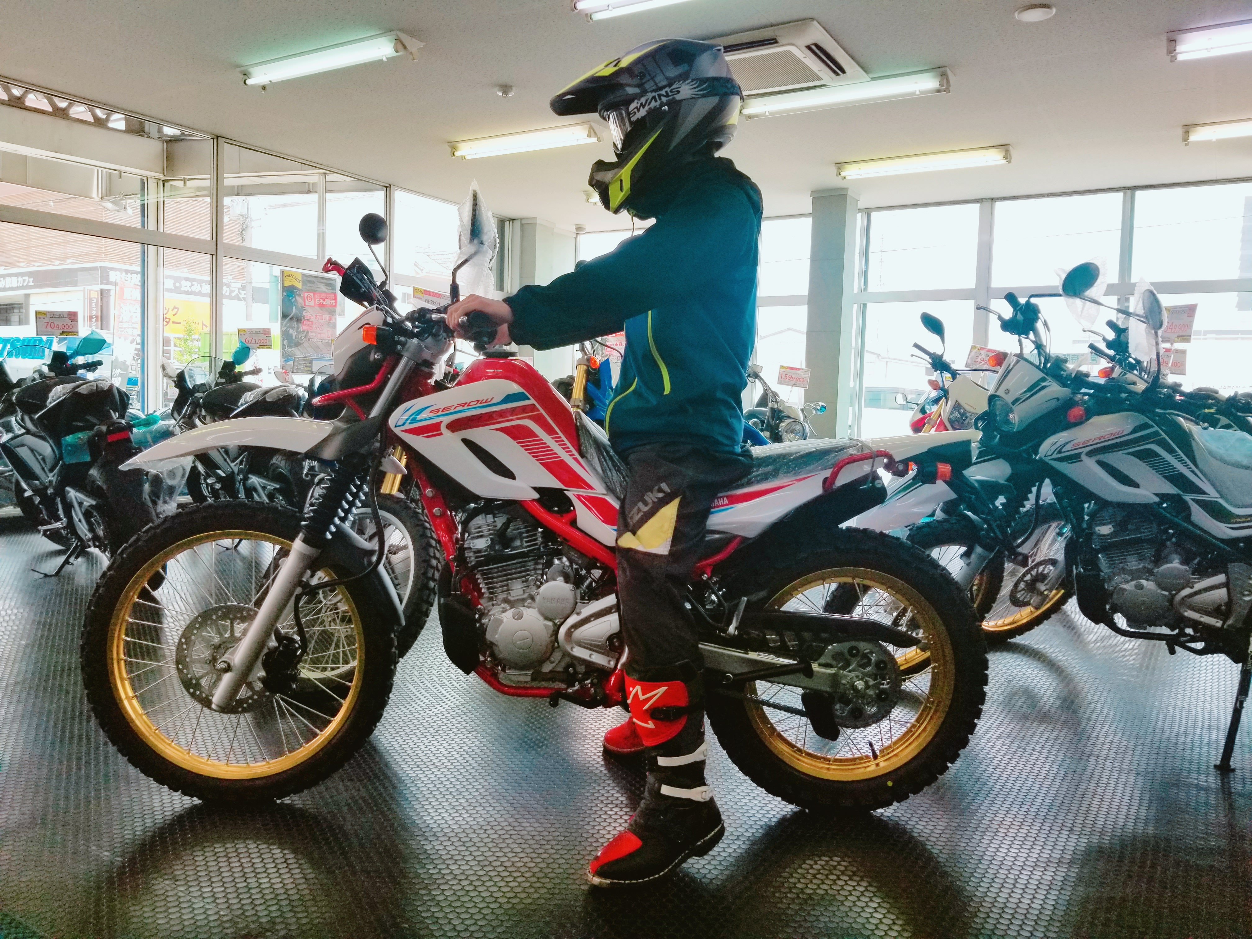 ファーストオート 京都支店からです 今回はオフロードバイクの足つきについてのアップです セローなど足つきがいいとよく言いますが実感がわきにくいと思い写真を撮ってみました 今回はセロー250とcrf250lローダウン仕様に身長が１６３ｃｍ 体重