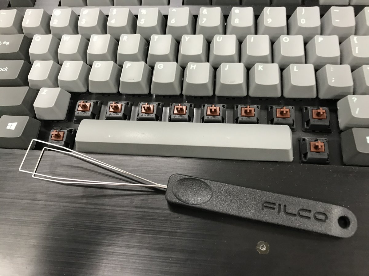 Filco メカニカルキーボード 30周年 スタビライザー有りキーキャップ外し方と戻し方をプロに聞きました 周りのキーキャップを外す 画像はスペースバーを外す場合 やりやすいように回りをとっています キーボードはプロトタイプですが製品版でも同じ