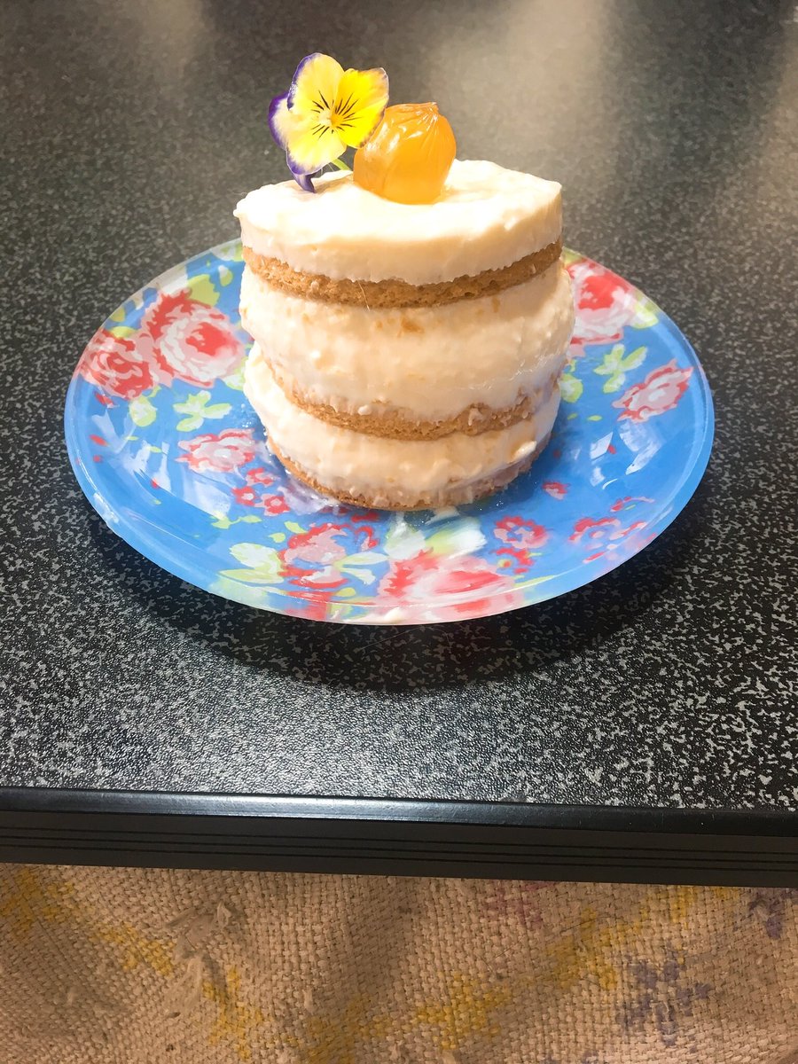 松本ユアン マリービスケットケーキ第17弾 ヨーグルト クリームチーズ レモングミ グミを溶かしてゼラチンの代用 にした 足りなかったみたいで型から抜いたら崩れた 笑 ダイソーでビスケットぴったりサイズのセルクル型を買ったので 型ケーキ挑戦して