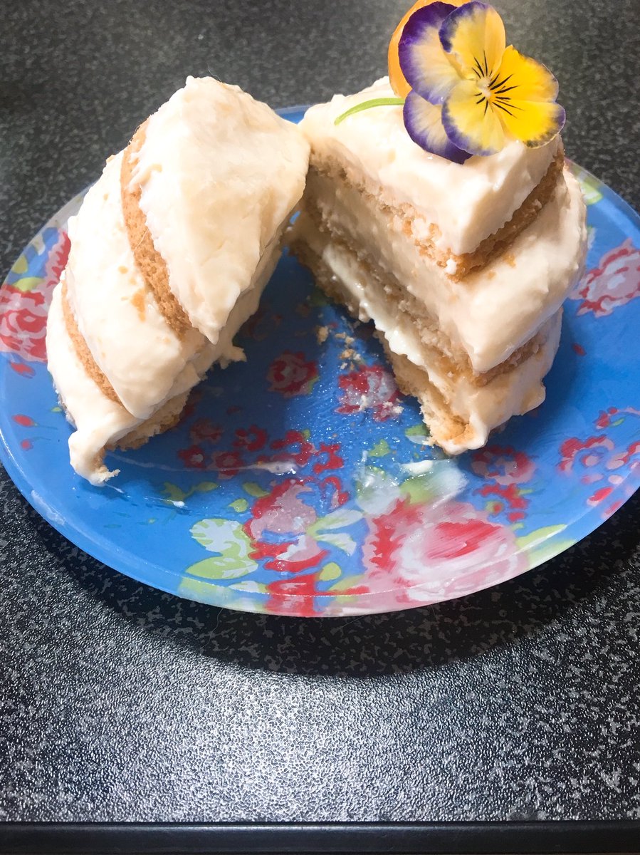 松本ユアン マリービスケットケーキ第17弾 ヨーグルト クリームチーズ レモングミ グミを溶かしてゼラチンの代用 にした 足りなかったみたいで型から抜いたら崩れた 笑 ダイソーでビスケットぴったりサイズのセルクル型を買ったので 型ケーキ挑戦して
