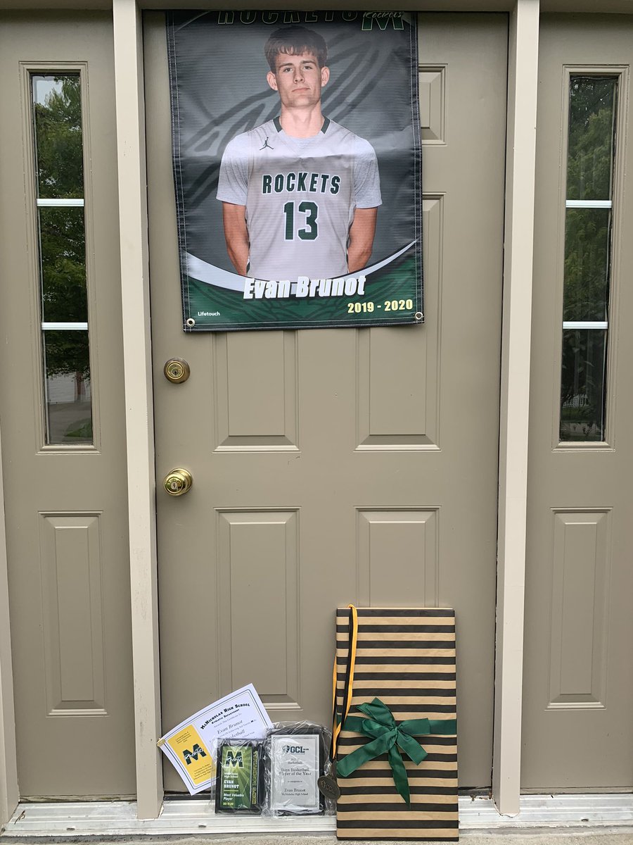 CoachTMonahan's tweet photo. 🚀SENIOR GIFTS DELIVERED🚀🏀 missed seeing Brendan and Brian! Love our Seniors!!! #RestoreTheLEGACY https://t.co/fhDYzs9EOq