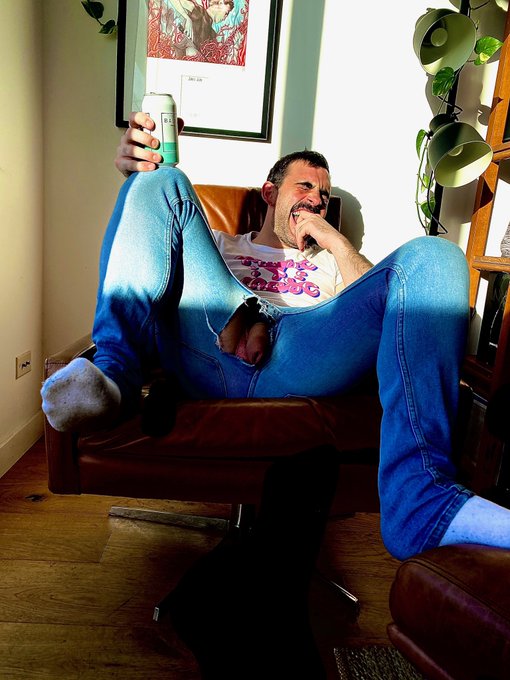 Split jeans &amp; afternoon beers https://t.co/Fn2pzJ1F85