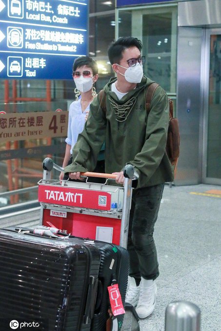 GengfansArg's tweet photo. [FOTO] 200511 #HanGeng y Celina en el aeropuerto de Shangai

Más fotos en --->https://t.co/KnsgV0SV45

Cr: en las fotos
Vía: hankyungclub
Comp #GengFansHatoArgentinaFC https://t.co/QhJmhzWGXx