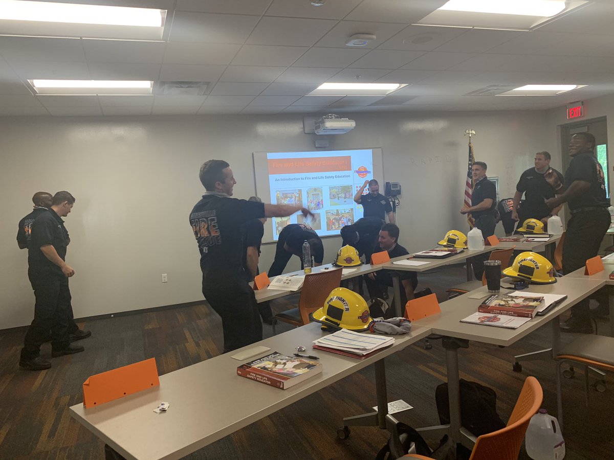 GFR1882's tweet image. 13 new 👩🏼‍🚒🧑🏼‍🚒🧑🏾‍🚒 are beginning their career with GFR. Today they began their Fire and Life Safety Educator Class where they spent the day learning about our public education programs. We also focused on learning styles and communication techniques. #funandgames #learningthroughdoing