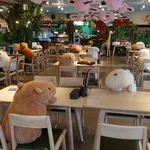 伊豆シャボテン公園内のレストランの様子がこちら。カピバラさんで賑わっているようですが、それには理由があった!