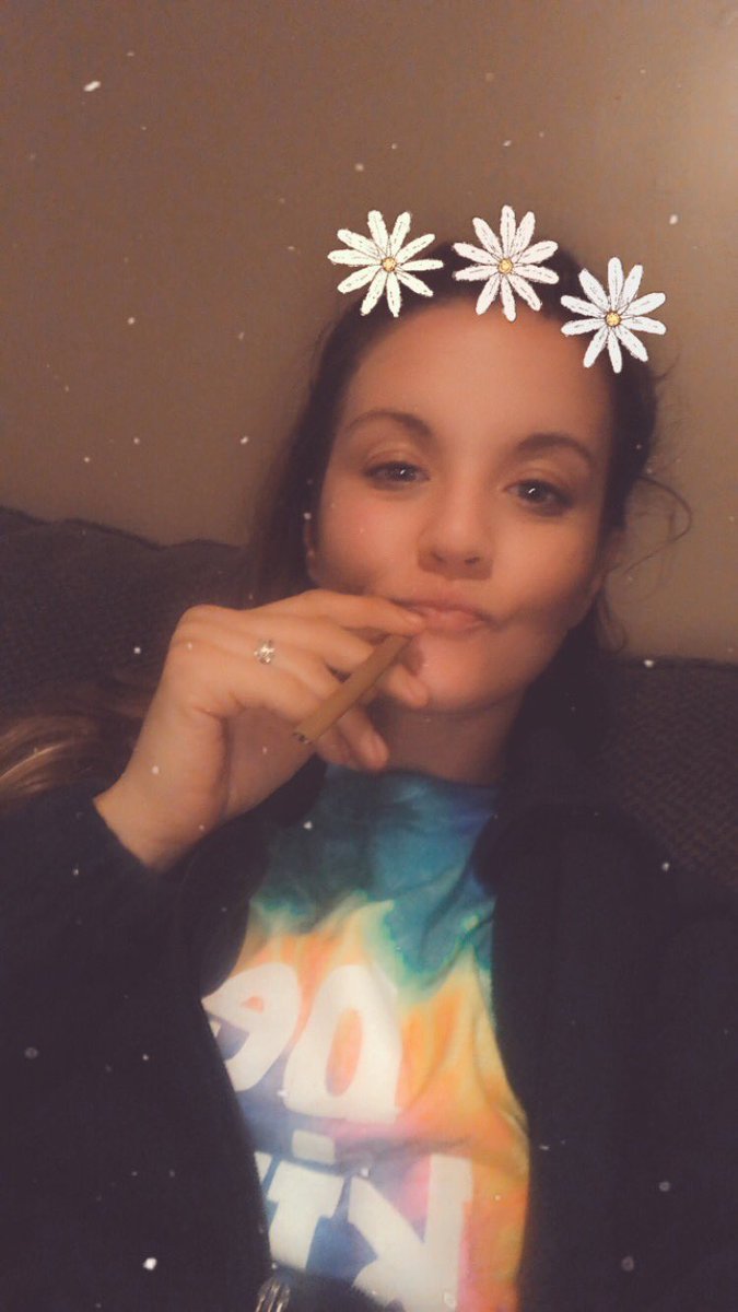 GirlsWhoGrow420's tweet photo. Stay trippy lil hippies 😌😉🔥🌬 #peaceloveanddankbud #keep1rolled #Mmemberville https://t.co/yAb2hb2YrF