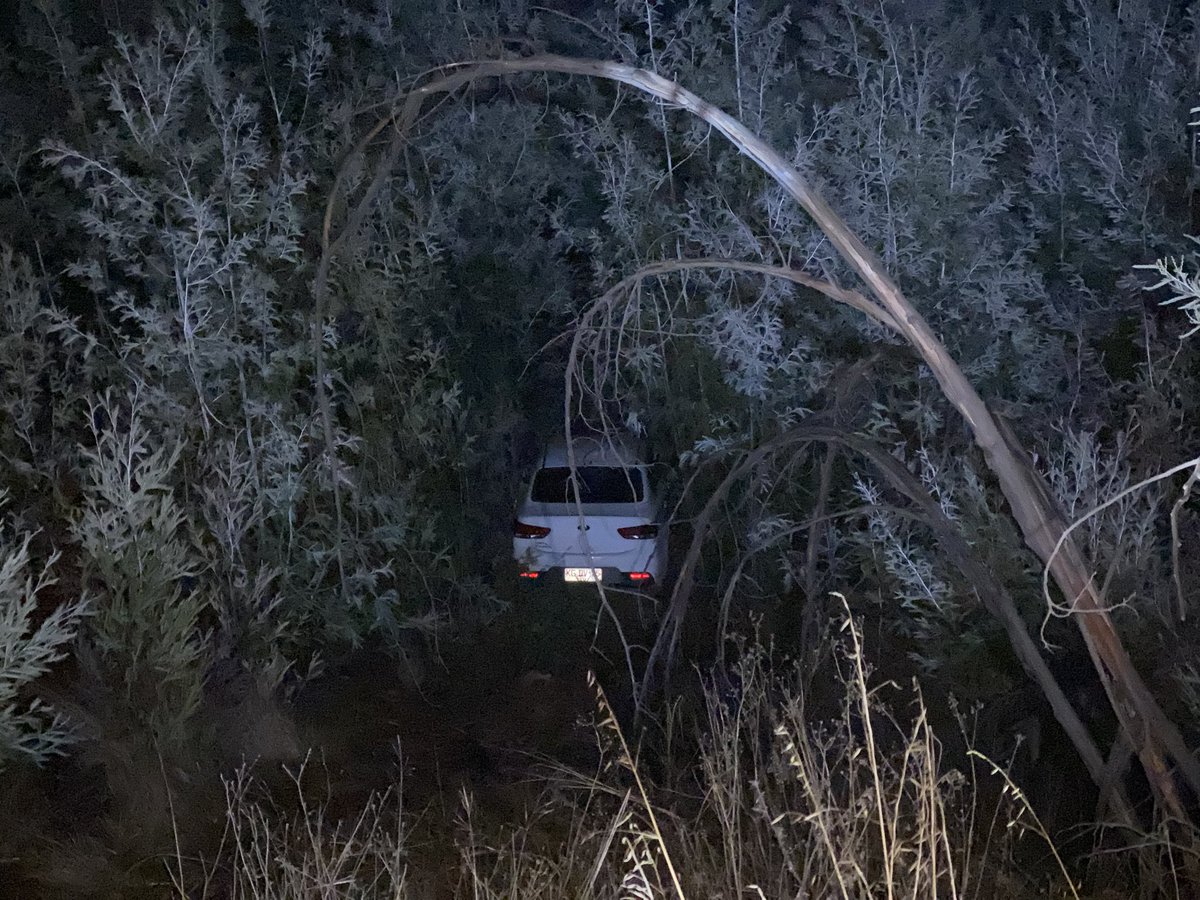TVCONTIVISION's tweet photo. #CVNahora... abandonado, tras caer a un costado del Río #Purapel, quedó vehículo luego de huir de #ControlSanitario en #LasCorrientes. Por causas desconocidas sus ocupantes evadieron el control de ingreso a #Constitución, cayendo a la quebrada mientras #Carabineros los perseguía. https://t.co/xk9fgN7ZDP