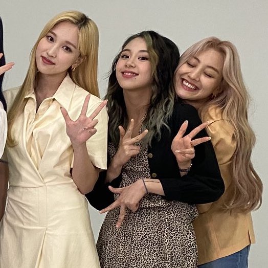 tiny_jihyo's tweet image. tinies to the right!