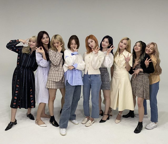 tiny_jihyo's tweet image. tinies to the right!