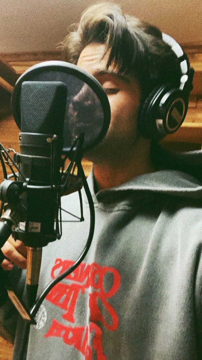 Leoo_viniciuus's tweet photo. Demi Lovato postou foto no Studio e logo após seu namorado Max Ehrich postou também
Será coincidência ou feat?
Estou tendo um pequeno surto aqui
#demi #demiisback #DemiAndMax #DemiLovato #Lovatc #Sing #NewMusic @ddlovato @maxehrich https://t.co/UN44iyWKrn