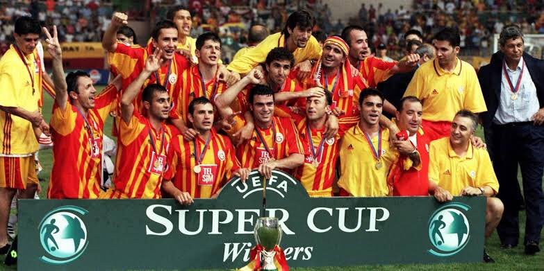AmkSporGazetes's tweet photo. Galatasaray Kadın basketbol takımımız Fenerbahçe’yi tokatlayarak Euroleague şampiyonu olan ilk Takımdır.

Türkiye’ye gelen en büyük kupa da UEFA Kupasıdır. Şizofreni hastalığına yakalanan “28 şampiyonluk len, Kumpas len, En büyük kupa len” diyenlere de en kısa sürede şifa dileriz https://t.co/JQmOh7tjd3