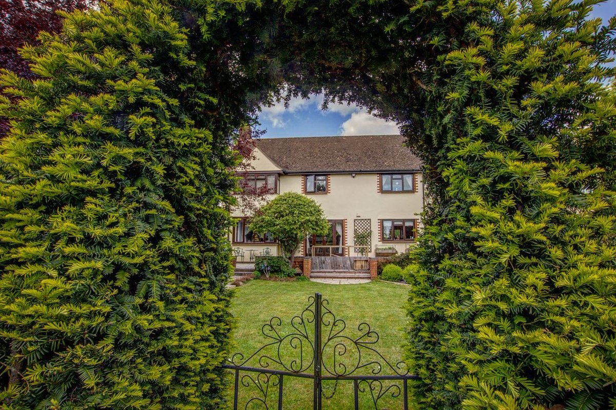 parkers_witney's tweet photo. **FOR SALE** for the 1st time in 30 years! Grand, 5 bed, detached house with stunning gardens. Not far from #witney town, this gorgeous home could be your next home 🏡
Have a walk through HERE - https://t.co/jpBjZkTya5
#homeofthemonth #property #cotswolds #familyhome #dreamhome https://t.co/w8o1nFZE47