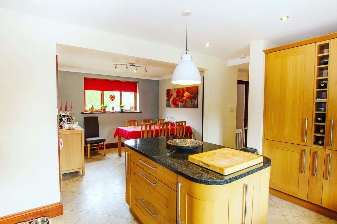 parkers_witney's tweet photo. **FOR SALE** for the 1st time in 30 years! Grand, 5 bed, detached house with stunning gardens. Not far from #witney town, this gorgeous home could be your next home 🏡
Have a walk through HERE - https://t.co/jpBjZkTya5
#homeofthemonth #property #cotswolds #familyhome #dreamhome https://t.co/w8o1nFZE47