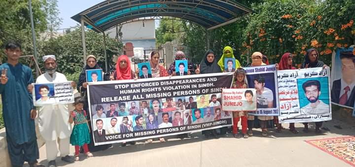 IndharMuneeb's tweet photo. اڄ لاڙڪاڻي ۾ جبري گمشده قومي ڪارڪنن جي آزادي لاءِ احتجاج ڪيو ويو
#voiceForMissingPersonsOfSindh
#ReleaseAllMissingPersonsOfSindh https://t.co/3oKvPERyrG