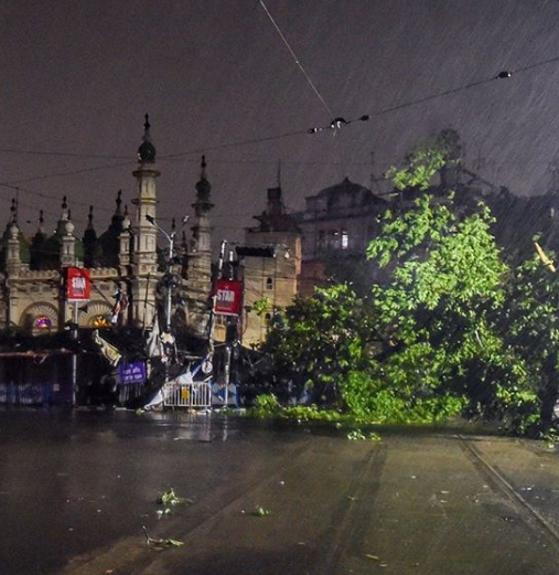 bstvlive's tweet image. #CycloneAmphanUpdate 

#CycloneAmphan:- चक्रवाती तूफान उम्पुन ने पश्चिम बंगाल और ओडिशा में भारी तबाही मचाई। #WestBengal #Odisha