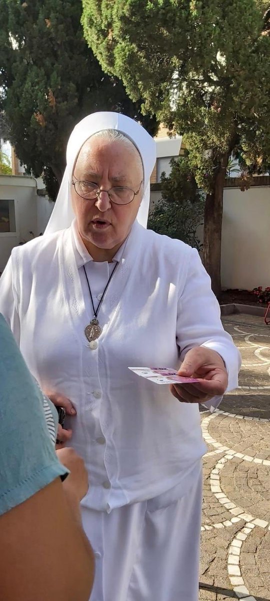 ▶️ Continua la distribuzione delle #MicrosocialCard….

Consegnate altre #MicroSocialCard alla Madre Superiora Suor Loredana Brettone dell’Istituto Figlie di Nostra Signora del S. Cuore di Roma.

Per info ℹ️ visita il nostro sito 👉🏻 fondazionefoedus.it/foedus-la-spes…