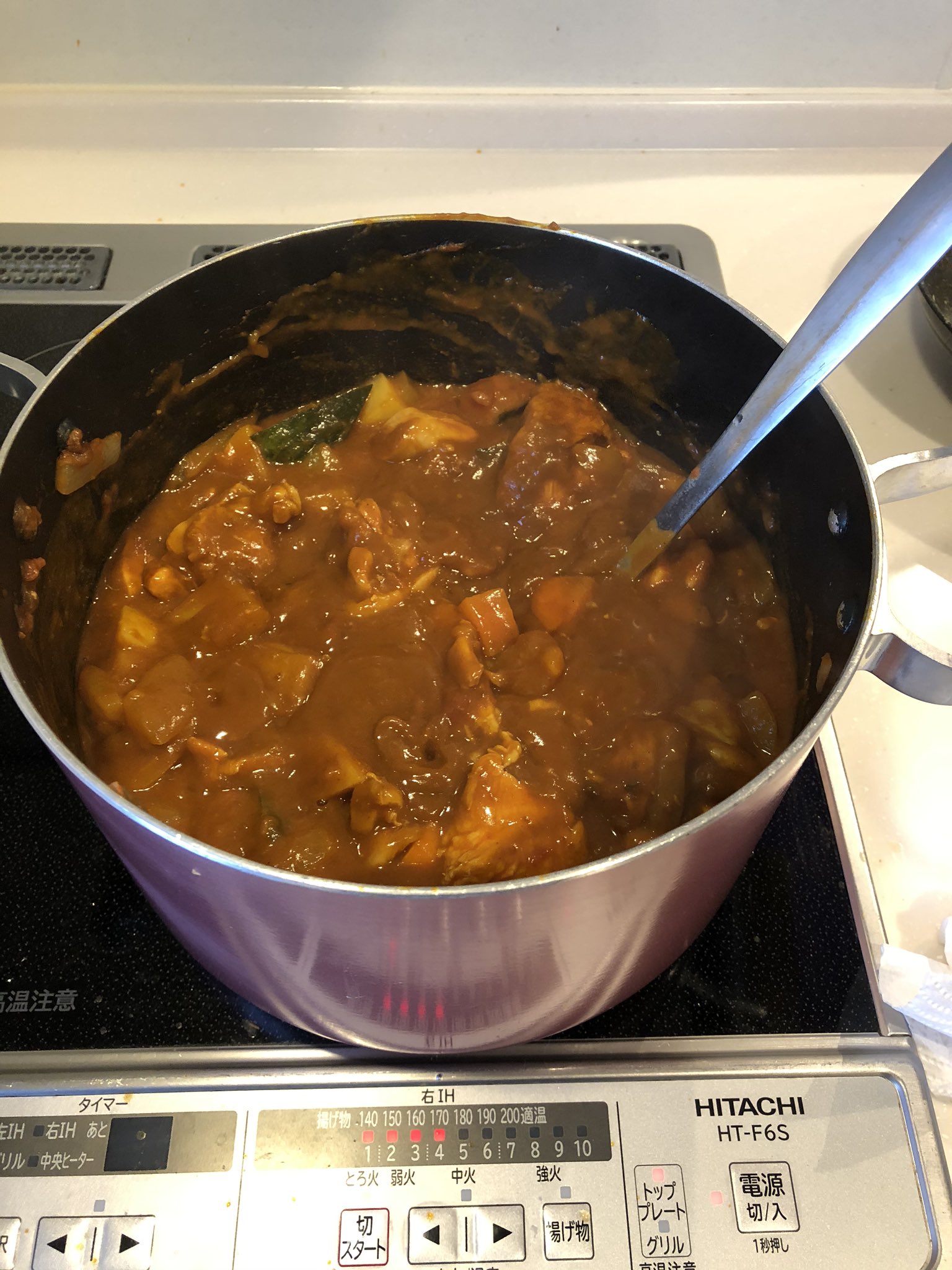 水際 ある程度煮込まれたら市販のカレールー投入 ベイビー用に甘口 ここまで水無しでトマトソースと野菜から出た水分だけなのでかなり濃縮 いつもはこのま水追加しないけどベイビーの食べやすさ考慮して0ccだけ投入してからミニトマトだばーと追加