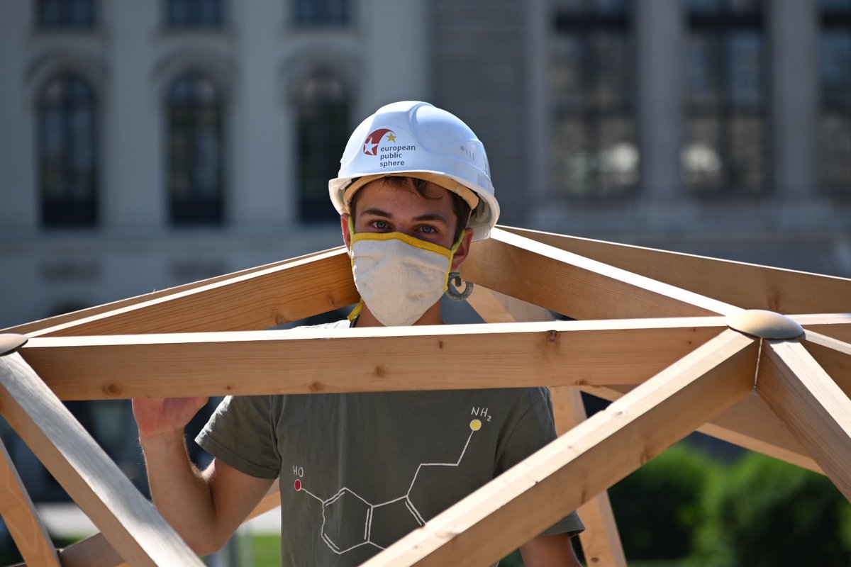 EU_PublicSphere's tweet image. Aufbau beim Camp von @ViennaForFuture +@FFF_Austria vor dem @bkagvat Gemeinsam mit @LetsEconomy und @credit_eci 

Dome-Talks um 13.30 und 16.00 Thema #EconomyforFuture und Wandel durch #Demokratie 

#CampForFuture 
#FridaysForFuture 
#KlimaCoronaDeal