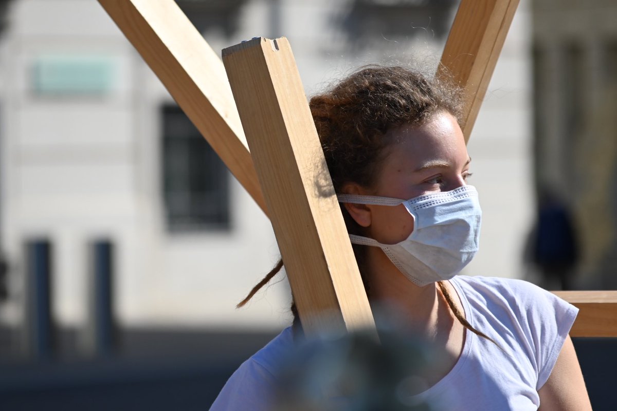 EU_PublicSphere's tweet image. Aufbau beim Camp von @ViennaForFuture +@FFF_Austria vor dem @bkagvat Gemeinsam mit @LetsEconomy und @credit_eci 

Dome-Talks um 13.30 und 16.00 Thema #EconomyforFuture und Wandel durch #Demokratie 

#CampForFuture 
#FridaysForFuture 
#KlimaCoronaDeal