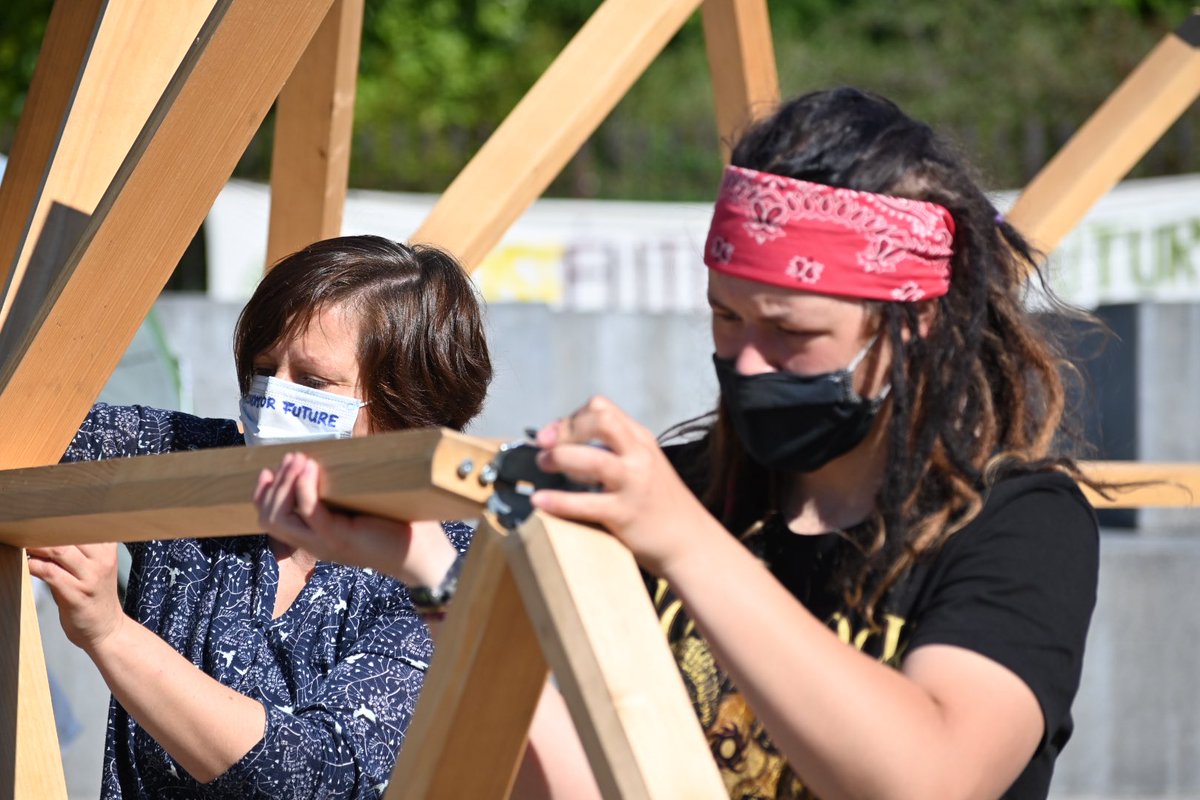 EU_PublicSphere's tweet image. Aufbau beim Camp von @ViennaForFuture +@FFF_Austria vor dem @bkagvat Gemeinsam mit @LetsEconomy und @credit_eci 

Dome-Talks um 13.30 und 16.00 Thema #EconomyforFuture und Wandel durch #Demokratie 

#CampForFuture 
#FridaysForFuture 
#KlimaCoronaDeal