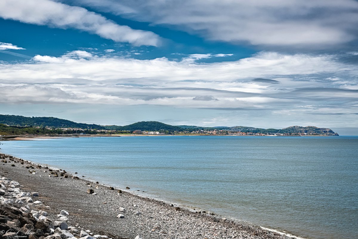 BJRoberts's tweet photo. This morning's view over the beautiful Bay of Colwyn, to Rhos-on-Sea and beyond, from Old Colwyn's Tan Lan. @Ruthwignall @kelseyredmore @ItsYourWales @northwalescom @AllThingsCymru @OurWelshLife @NorthWalesTweet @OnlyNorthWales @nwalestweetsuk #OldColwyn #RhosonSea #TanLan #Wales https://t.co/nBHAv4tptg
