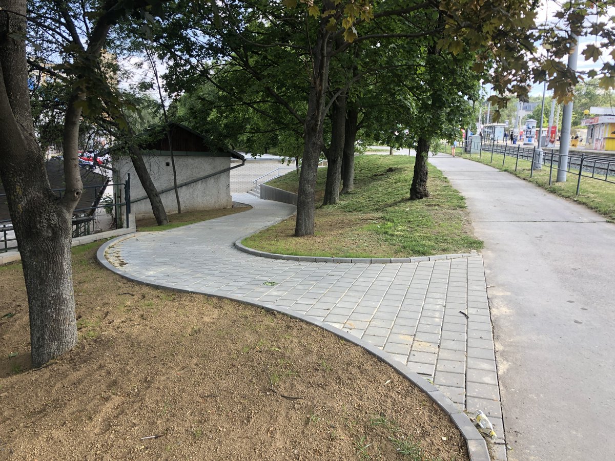 kunc_zidenice's tweet photo. Bezbariérový přístup k terminálu Stará osada je hotový, včetně nového schodiště! 
Já to s kočárkem roky objížděl, jsem rád, že teď to už maminky ani tatínkové objíždět nebudou muset. Na zdi obnovíme nové graffiti od #slakinglizard.
#brno #židenice #staraosada #doprava https://t.co/cCgCkqpJ7r