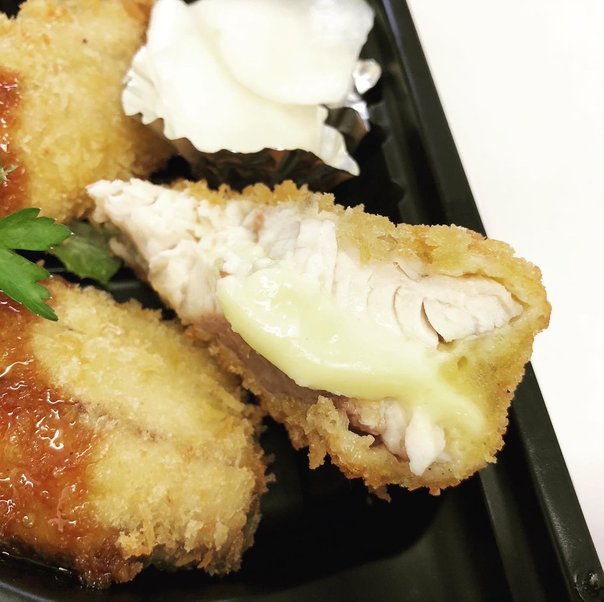 二宮町観光協会 にの屋 Sur Twitter 本日のninoごはんのご紹介は 二宮駅北口にオープンした うおぴの さんの日替わりのお弁当です アジとシイラのフライ とホイコーロー 大根の煮つけなどが入って８００円 シイラのフライが肉厚でおいしかったです Nino