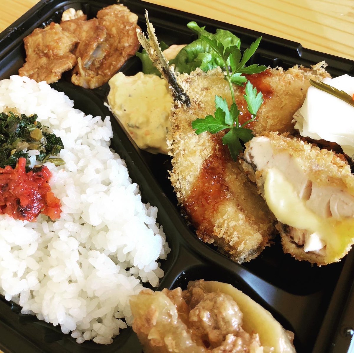 二宮町観光協会 にの屋 Sur Twitter 本日のninoごはんのご紹介は 二宮駅北口にオープンした うおぴの さんの日替わりのお弁当です アジとシイラのフライ とホイコーロー 大根の煮つけなどが入って８００円 シイラのフライが肉厚でおいしかったです Nino