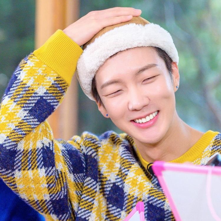 — a thread of seunghoon smiling but his smile gets bigger as you scroll ♡ #WINNER  #위너  #HOONY  #이승훈