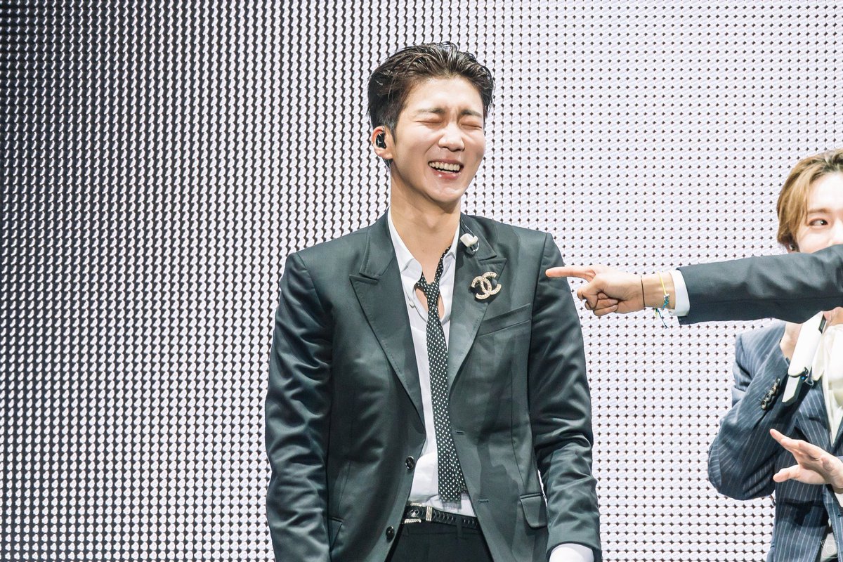 — a thread of seunghoon smiling but his smile gets bigger as you scroll ♡ #WINNER  #위너  #HOONY  #이승훈