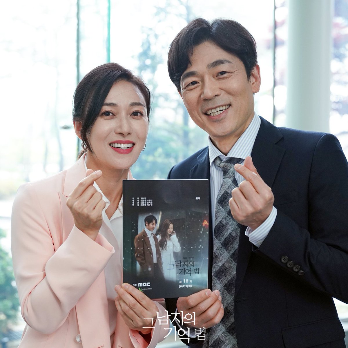  #MoonGaYoung: "Personally my fav couple is Choi Hee Sang (Jang Young Nam) and Kim Chul Woong (Lee Seung Jun). The two acted comfortably and I loved to see it."  #FindMelnYourMemory