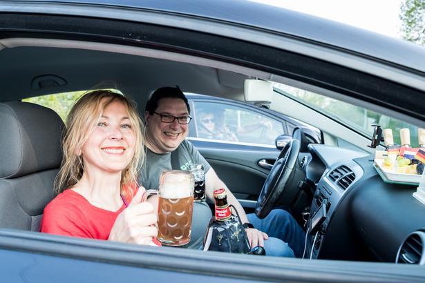 koeln_de's tweet photo. Autokonzerte, Freibäder, Streetfood Drive-In-Arena - wir zeigen euch, was ihr trotz Corona bis Sonntag in unserer Lieblingsstadt unternehmen könnt. 😀 https://t.co/mHhk6ZPEon #köln #toptipps #wochenende #freizeitspaß https://t.co/abgE2ljUgQ
