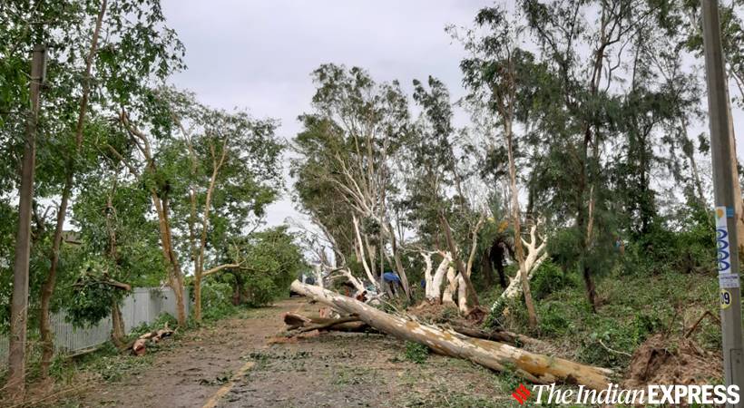 ExpressImages's tweet photo. #InPictures | #CycloneAmphan leaves behind a trail of destruction in #Bengal

#ExpressPhotos by Santanu Chowdhury

SEE MORE: https://t.co/EeuvbvMDYI https://t.co/P0XrJh6pnr