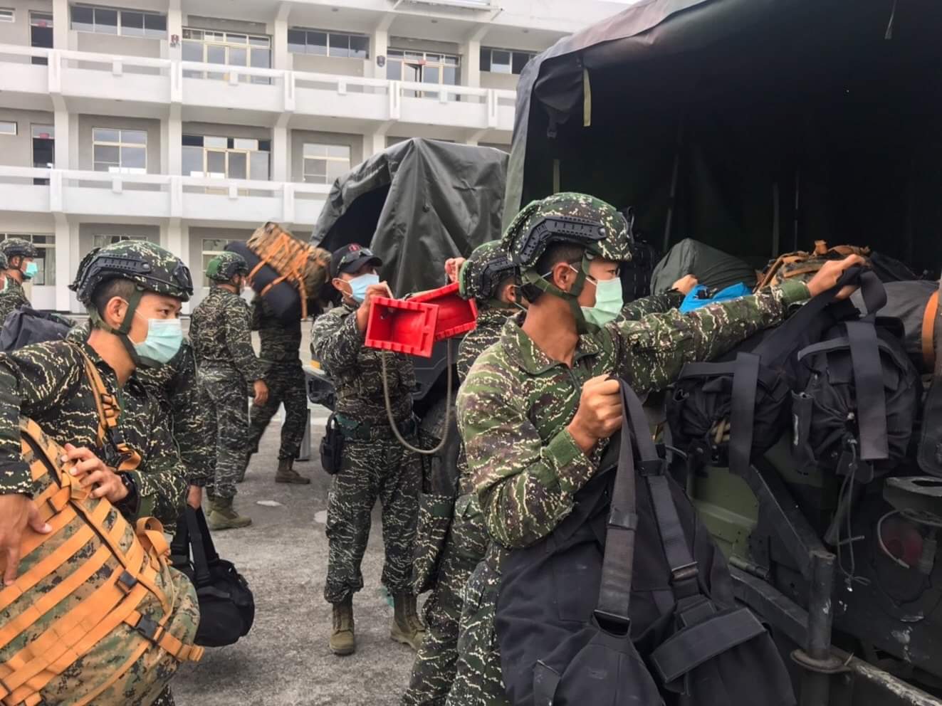 官品実物）台湾陸軍EMBH-105防護ヘルメット なつき セット（中華
