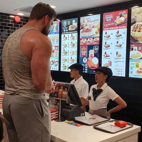 身長230cm体重170？の世界最強の男がこちら（画像） ift.tt/2ZpFTlc