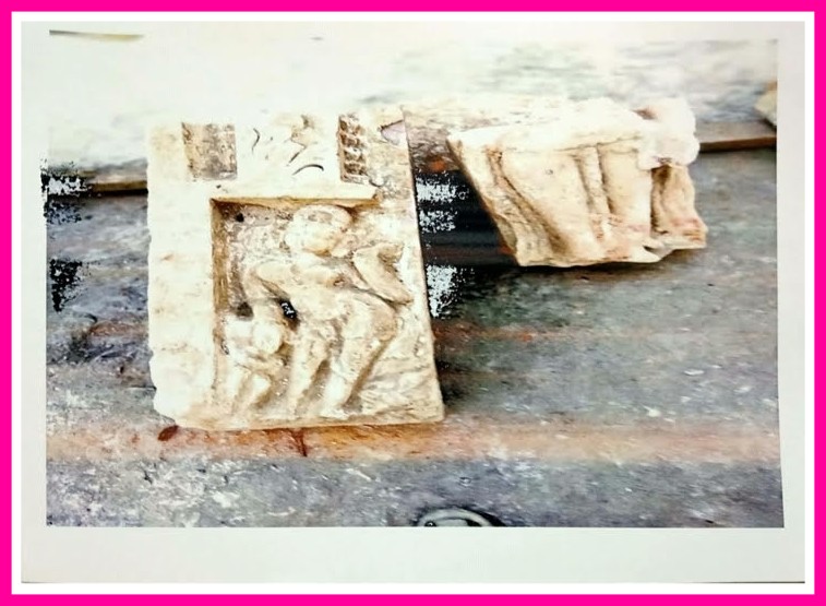 SushantBSinha's tweet photo. रामजन्मभूमि का फैसला मंदिर के पक्ष में जाने के बाद से जिन लोगों के कलेजे में आग लगी है वो गर्भगृह की खुदाई में मिले इन सबूतों को देख कर उस आग को बुझाने का प्रयास करें।किसी की जगह हथियाना,फिर उम्मीद लगाना कि उस कार्रवाई को समर्थन भी मिले, अच्छी बात नहीं। मन से द्वेष निकाल दीजिए। https://t.co/sy4JCZm9M1