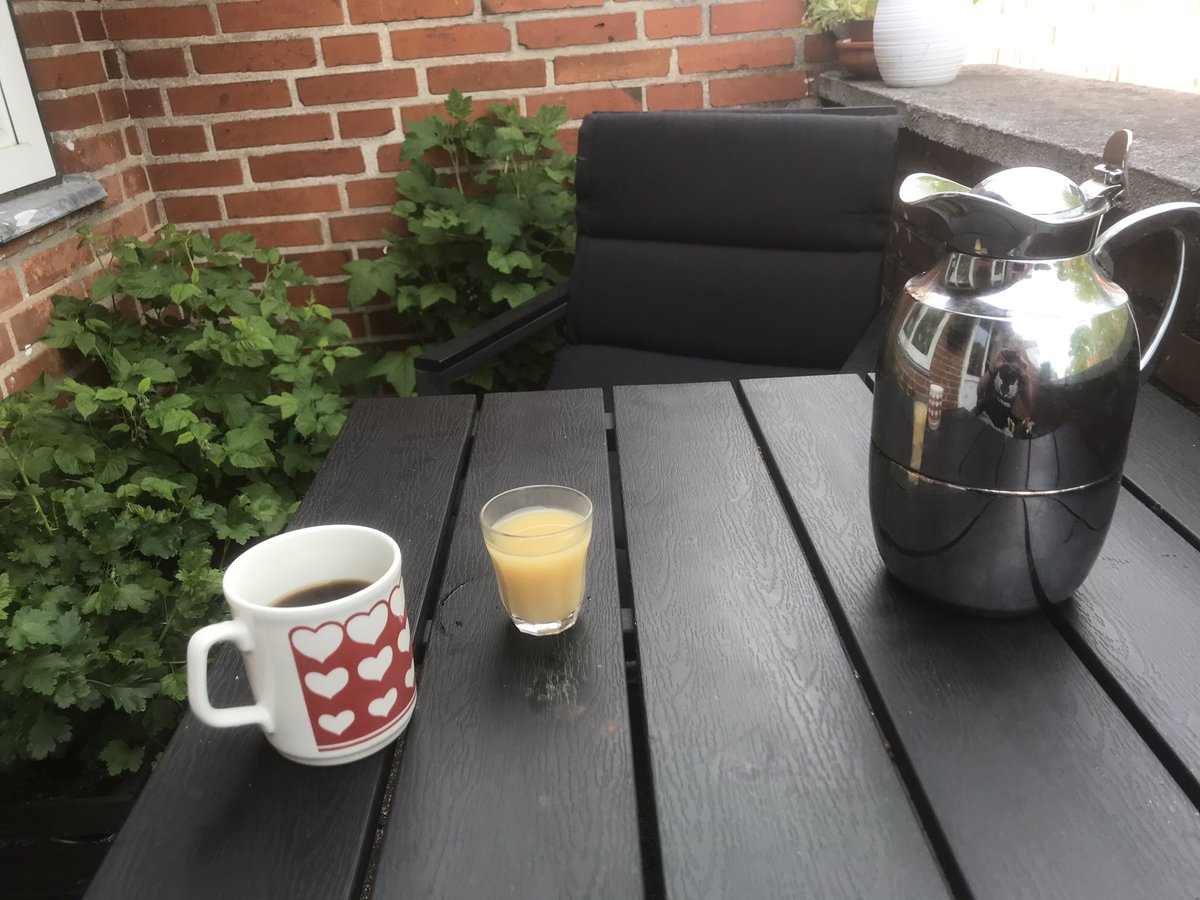 ThjeH's tweet photo. Morgen. Et sted i Odense. Med kaffe, ingefærshot, fuglesang og diset morgensol.
#deterokay https://t.co/SVlWK9mRgj